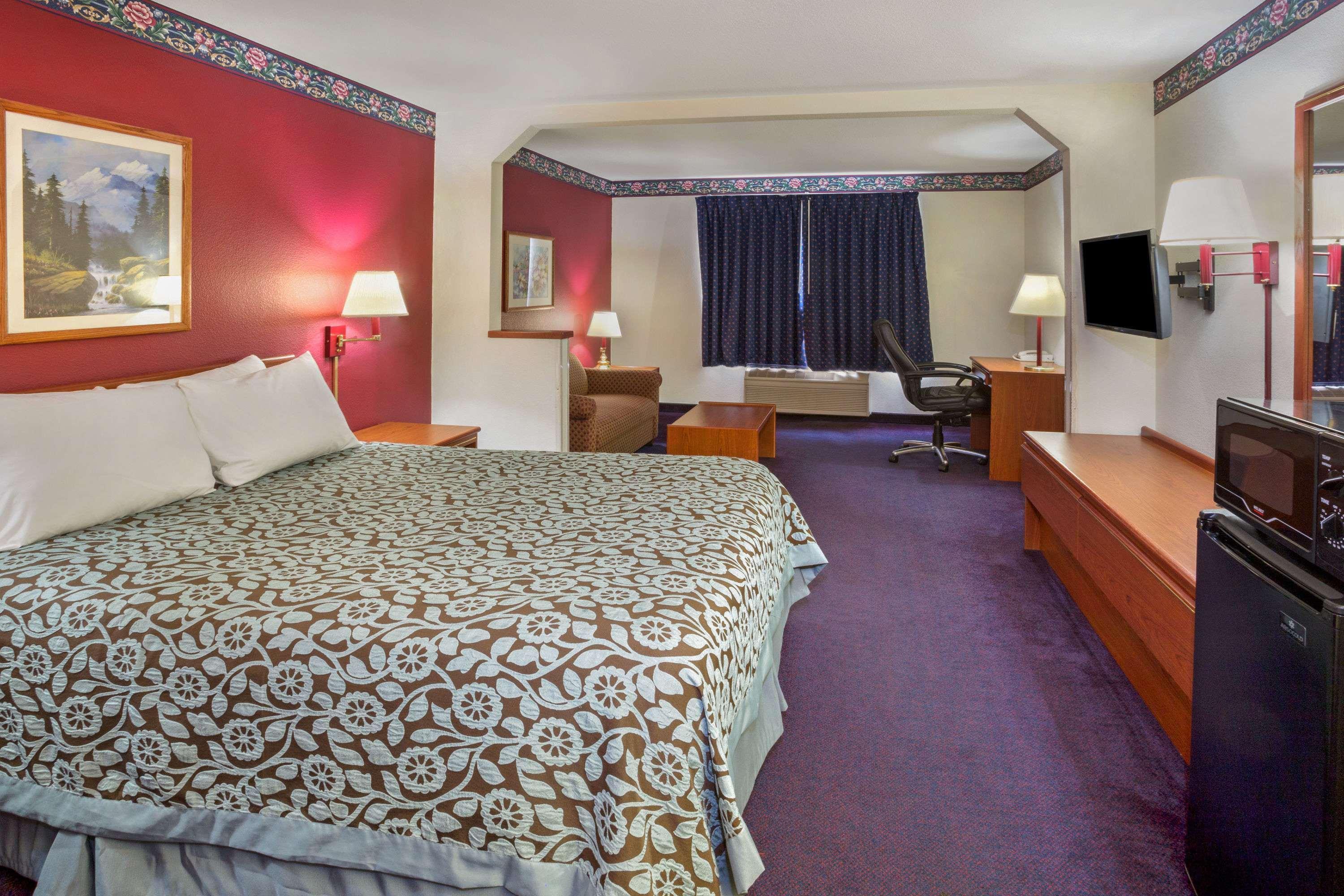 Days & By Wyndham Hotel Gresham