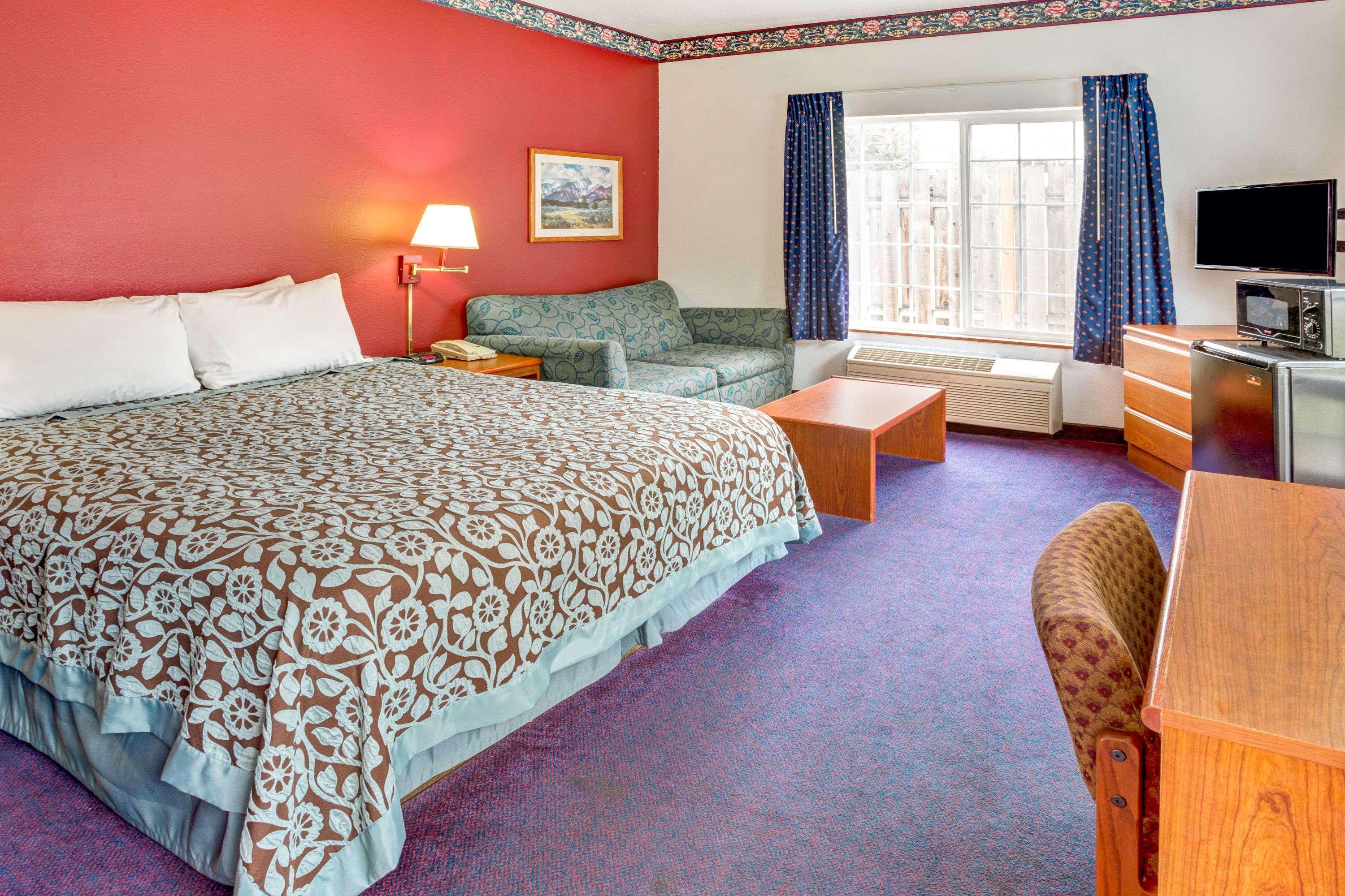 Days & By Wyndham Hotel 2*